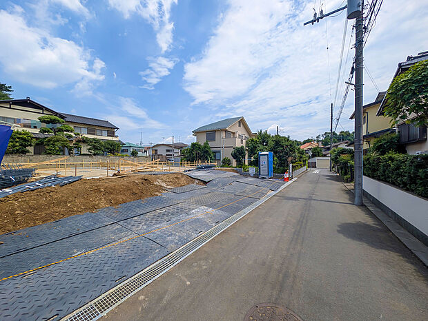 【前面道路含む現地写真】2026年10月完成予定!
平日・お仕事帰りなど、いつでもご案内致します!
お気軽にお問い合わせ下さい!