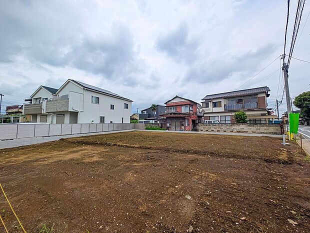 【現地外観写真】嬉しい仕様がたくさん!
角地、全居室南向き、全洋室、パントリー、ホール物入、南面バルコニー、南庭、駐車2台可能等!