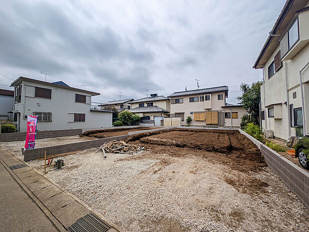 【現地外観写真】嬉しい仕様がたくさん!
浴室乾燥機、水廻り集中設計、全洋室、食洗機、タッチレス水栓、ランドリールーム、WIC、リビング収納、ホール物入、人感センサー付きライト、南庭、駐車2台可能等♪