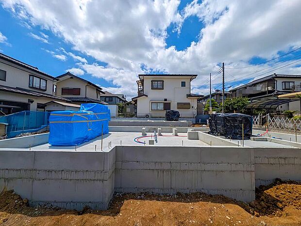 【現地外観写真】嬉しい仕様がたくさん!
南向き、食洗機、浴室乾燥機、全洋室、リビングイン階段、パントリー、リビング収納、吊下げ物干し、インナーバルコニー、駐車2台可能(車種による)等♪