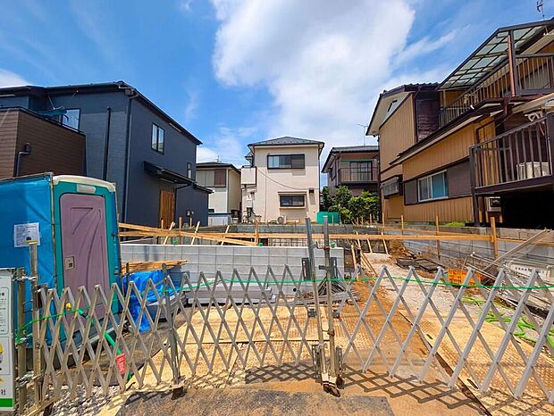 【現地外観写真】嬉しい仕様がたくさん！食洗機、浴室乾燥機、水廻り集中設計、ファミリークローク、SIC、南面バルコニー、宅配BOX、駐車2台可能等♪