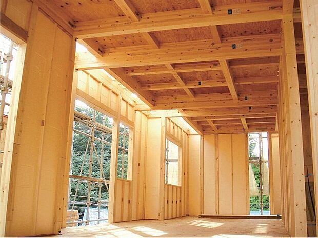 【水に強い成形型断熱材「ポリスチレンフォーム」】屋外からの湿気の影響を受けやすい外壁と1階床に”水に強い成形型断熱材”ポリスチレンフォームを採用。壁パネルに45mm厚、床に60mm厚を使用することにより断熱材の隙間を解消し、断熱性能、気密性能を高めます。