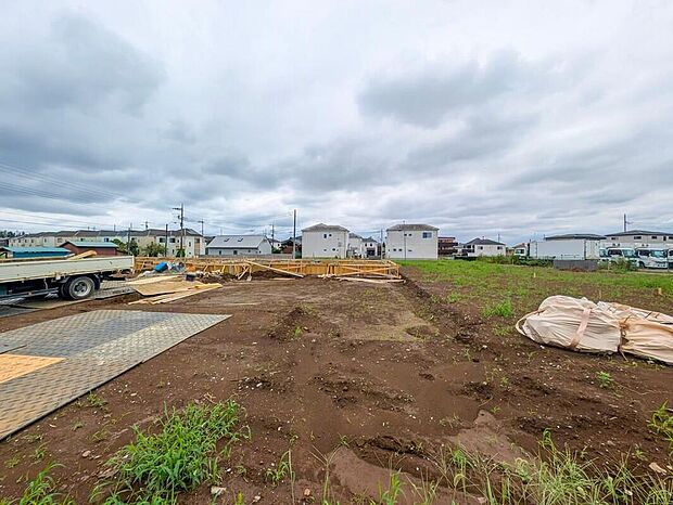 【現地外観写真】嬉しい仕様がたくさん!全洋室、水廻り集中設計、吹抜、リビングイン階段、フリーコーナー(納戸)、WIC、土間収納、ワークスペース、タタミコーナー、ホール物入、ワイドバルコニー、駐車2台可能等!