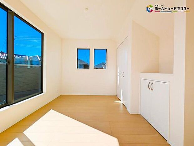 【リビング以外の居室】明るめのフローリングですので、壁紙ともマッチし、お部屋を更に広く見せてくれる効果も。風通しも良く、大変居心地の良い空間となっております。