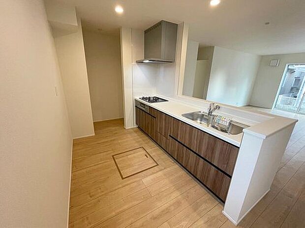 ◆人気の対面式キッチン。お食事の準備をしながらでもご家族とのコミュニケーションを楽しめます♪ぜひご見学の際にはキッチンに立ち、生活をイメージしてください。

