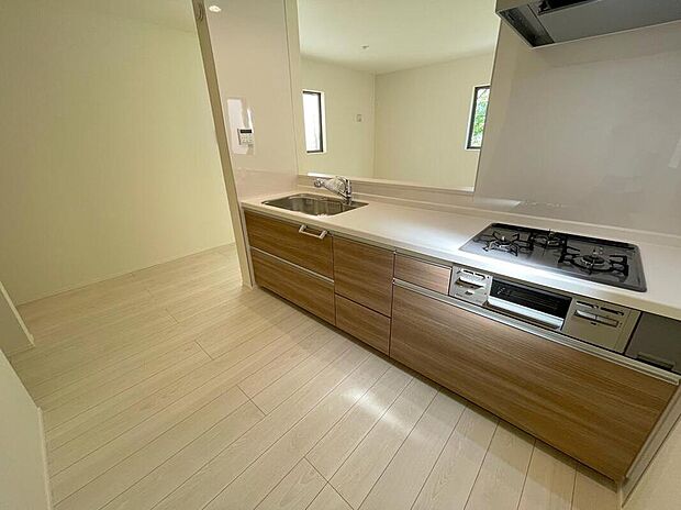 ◆大きな窓は遮音性に優れたペアガラスの窓となっています。リビングでたくさんはしゃいで遊んでも、お子様の声を気にしなくて大丈夫です♪