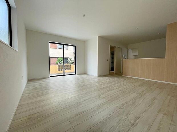 ◆南向きの大きな窓から明るい陽射しがたっぷり入ります。一日を通して陽射しをしっかり取り込んでくれる2面採光なので、夜まで照明いらずで過ごせます♪