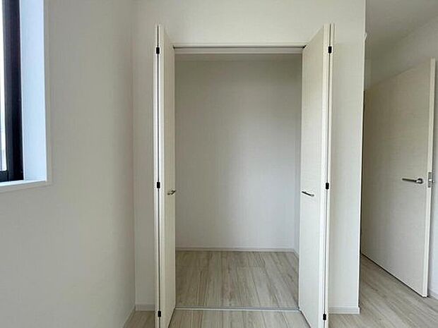 ◆2階の各居室にはそれぞれ収納を完備！しっかりとした容量のスペースを確保しているので、お部屋は美しい空間を保てますね♪