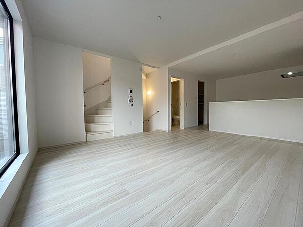 ◆南向きの大きな窓から明るい陽射しがたっぷり入ります。一日を通して陽射しをしっかり取り込んでくれる2面採光なので、夜まで照明いらずで過ごせます♪