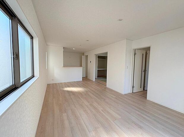 ◆リビングを温かく居心地の良い空間にしてくれる木目調の柔らかな風合い。休日はご家族みんなの癒しや憩いの場となってくれます♪