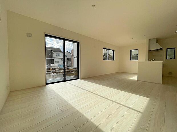 ◆南向きの大きな窓から明るい陽射しがたっぷり入ります。一日を通して陽射しをしっかり取り込んでくれる2面採光なので、夜まで照明いらずで過ごせます♪