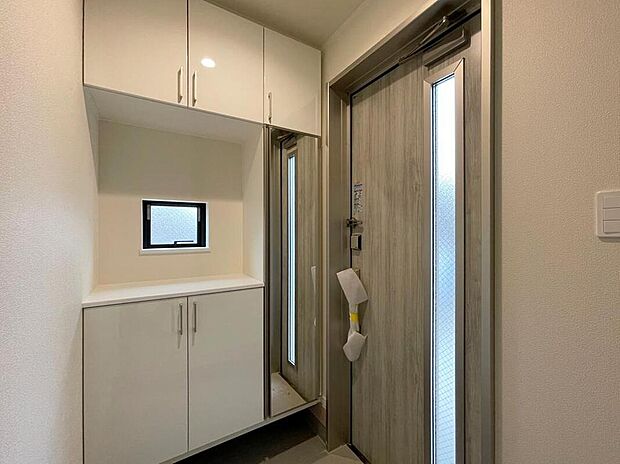 ◆お家で出会う人々を迎える玄関だからこそ、広々清潔感あふれる空間にしたいものです。採光・通風にも配慮された設計で毎日明るい空間をキープします♪