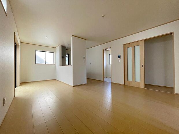 ◆南向きの大きな窓から明るい陽射しがたっぷり入ります。一日を通して陽射しをしっかり取り込んでくれる2面採光なので、夜まで照明いらずで過ごせます♪