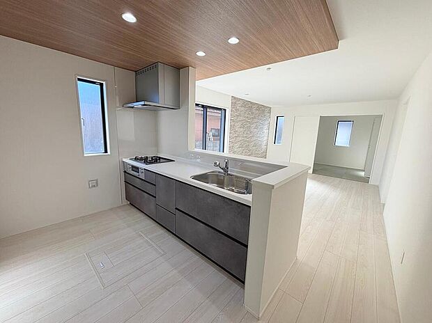 ◆人気の対面式キッチン。お食事の準備をしながらでもご家族とのコミュニケーションを楽しめます♪ぜひご見学の際にはキッチンに立ち、生活をイメージしてください。