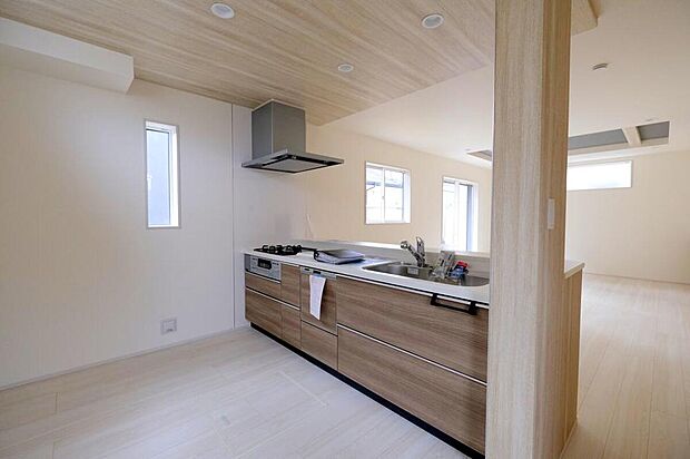 ◆人気の対面式キッチン。お食事の準備をしながらでもご家族とのコミュニケーションを楽しめます♪ぜひご見学の際にはキッチンに立ち、生活をイメージしてください。