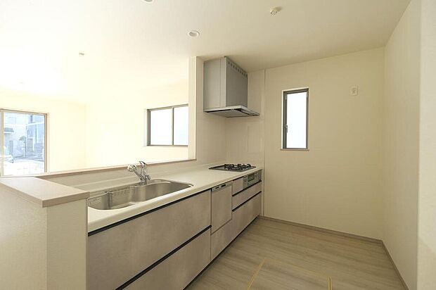 ◆人気の対面式キッチン。お食事の準備をしながらでもご家族とのコミュニケーションを楽しめます♪ぜひご見学の際にはキッチンに立ち、生活をイメージしてください。