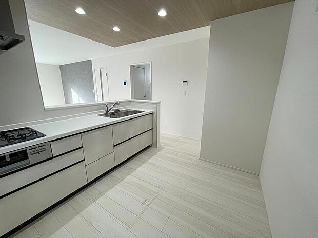 ◆人気の対面式キッチン。お食事の準備をしながらでもご家族とのコミュニケーションを楽しめます♪ぜひご見学の際にはキッチンに立ち、生活をイメージしてください。