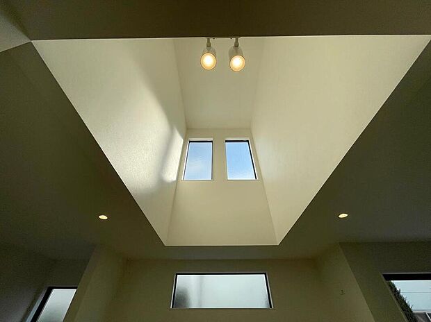 ◆吹き抜けのあるリビングは明るさを演出をしてくれます♪