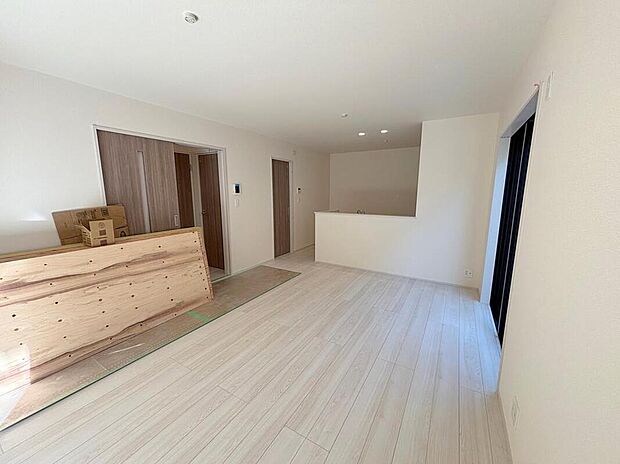 ◆リビングを温かく居心地の良い空間にしてくれる木目調の柔らかな風合い。休日はご家族みんなの癒しや憩いの場となってくれます♪