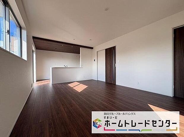 ◆大きな窓は遮音性に優れたペアガラスの窓となっています。リビングでたくさんはしゃいで遊んでも、お子様の声を気にしなくて大丈夫です♪