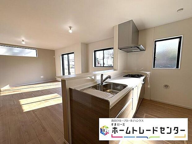 ◆人気の対面式キッチン。お食事の準備をしながらでもご家族とのコミュニケーションを楽しめます♪ぜひご見学の際にはキッチンに立ち、生活をイメージしてください。