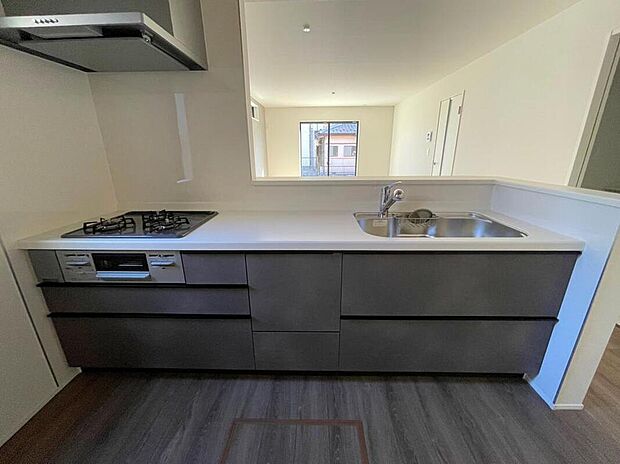 ◆人気の対面式キッチン。お食事の準備をしながらでもご家族とのコミュニケーションを楽しめます♪ぜひご見学の際にはキッチンに立ち、生活をイメージしてください。