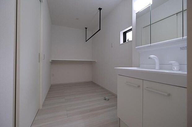 ◆洗面スペースはお掃除やメンテナンスが楽にできる様に設計されております。ドラム式の洗濯機を配置しても十分なスペースを確保した設計となっております。