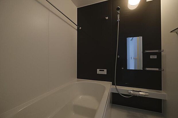 ◆毎日の疲れをいやす浴室は1坪タイプです。足を伸ばしてゆっくりとくつろげます。浴室暖房乾燥機も標準装備です♪