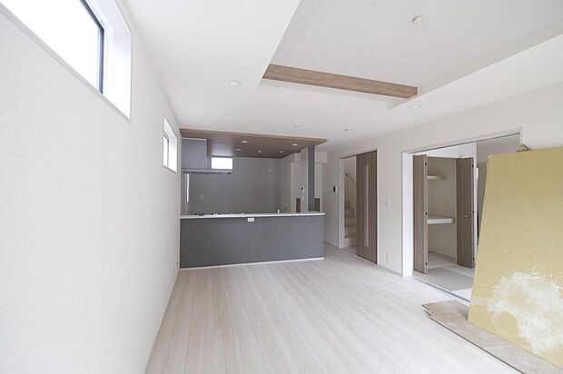 ◆南向きの大きな窓から明るい陽射しがたっぷり入ります。一日を通して陽射しをしっかり取り込んでくれる2面採光なので、夜まで照明いらずで過ごせます♪