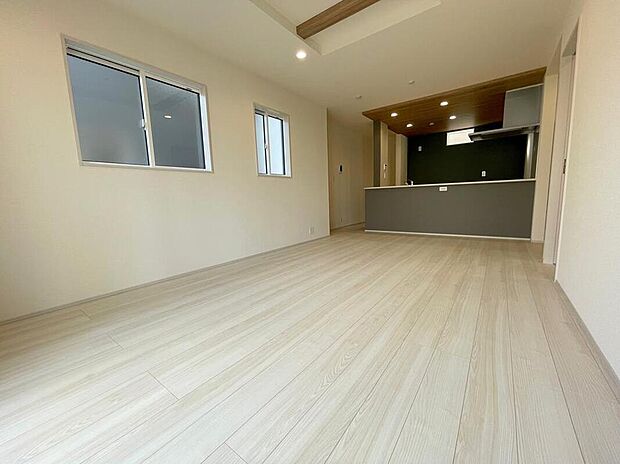 ◆大きな窓は遮音性に優れたペアガラスの窓となっています。リビングでたくさんはしゃいで遊んでも、お子様の声を気にしなくて大丈夫です♪