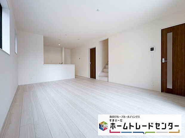 ◆リビングを温かく居心地の良い空間にしてくれる木目調の柔らかな風合い。休日はご家族みんなの癒しや憩いの場となってくれます♪