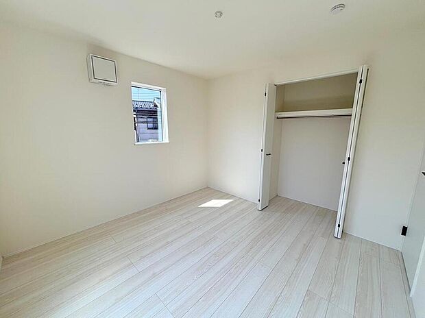 ◆2階の各居室にはそれぞれ収納を完備！しっかりとした容量のスペースを確保しているので、お部屋は美しい空間を保てますね♪