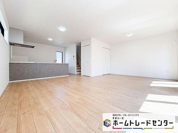 ◆リビングを温かく居心地の良い空間にしてくれる木目調の柔らかな風合い。休日はご家族みんなの癒しや憩いの場となってくれます♪