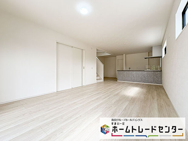◆リビングを温かく居心地の良い空間にしてくれる木目調の柔らかな風合い。休日はご家族みんなの癒しや憩いの場となってくれます♪