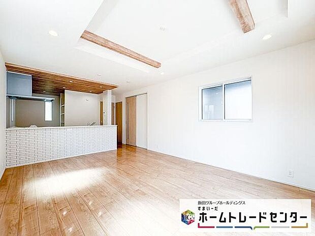 ◆リビングを温かく居心地の良い空間にしてくれる木目調の柔らかな風合い。休日はご家族みんなの癒しや憩いの場となってくれます♪