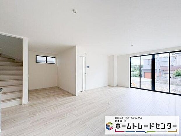 ◆大きな窓は遮音性に優れたペアガラスの窓となっています。リビングでたくさんはしゃいで遊んでも、お子様の声を気にしなくて大丈夫です♪