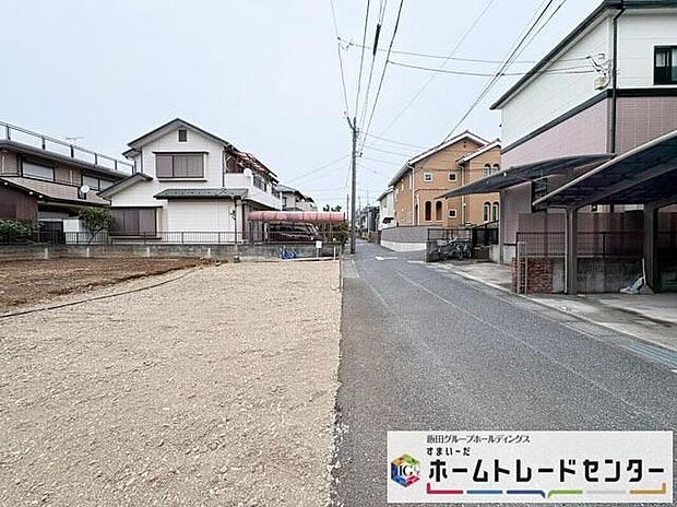 整地された敷地が南側道路に面する現地写真。周囲は落ち着いた住宅街で東宮原駅徒歩11分、土呂駅徒歩18分、宮原駅徒歩20分と通勤通学に便利です。