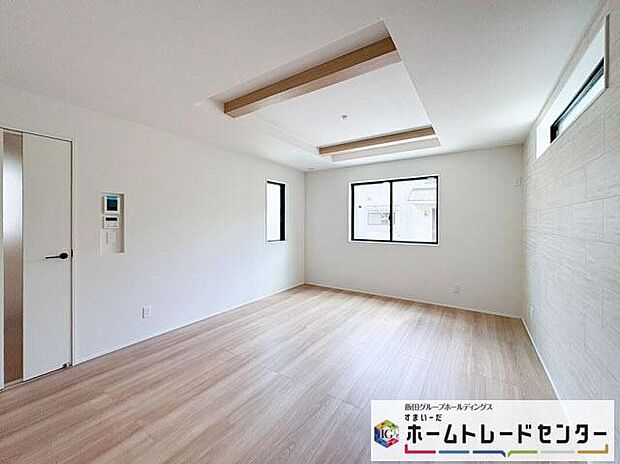 ◆南向きの大きな窓から明るい陽射しがたっぷり入ります。一日を通して陽射しをしっかり取り込んでくれる2面採光なので、夜まで照明いらずで過ごせます♪