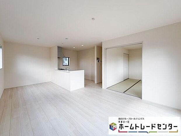 ◆リビングを温かく居心地の良い空間にしてくれる木目調の柔らかな風合い。休日はご家族みんなの癒しや憩いの場となってくれます♪