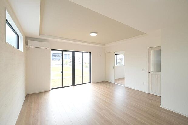 ◆リビングを温かく居心地の良い空間にしてくれる木目調の柔らかな風合い。休日はご家族みんなの癒しや憩いの場となってくれます♪