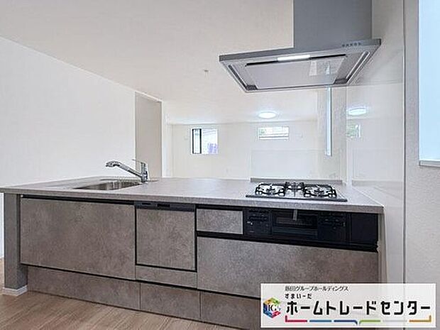◆人気の対面式キッチン。お食事の準備をしながらでもご家族とのコミュニケーションを楽しめます♪ぜひご見学の際にはキッチンに立ち、生活をイメージしてください。