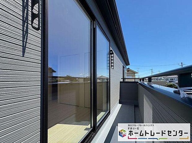 ◆南向きのバルコニーの前には雲以外に太陽を遮るものがありません。お洗濯物も乾きやすく、何より明るく気持ちのいい光が入ってきます。