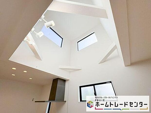 ◆天井高のある開放的な吹き抜けが印象的なリビング。上部の窓から明るい採光が差し込み、キッチンと一体感のある空間で家族の会話が弾む心地よさを感じられます。
