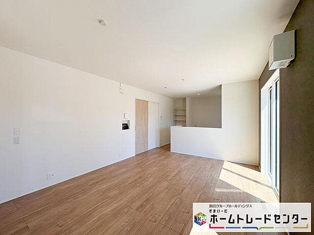 ◆リビングを温かく居心地の良い空間にしてくれる木目調の柔らかな風合い。休日はご家族みんなの癒しや憩いの場となってくれます♪
