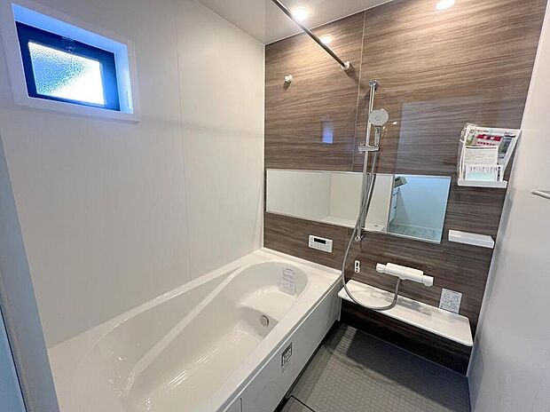【浴室】◆毎日の疲れをいやす浴室は1坪タイプです。足を伸ばしてゆっくりとくつろげます。浴室暖房乾燥機も標準装備です♪