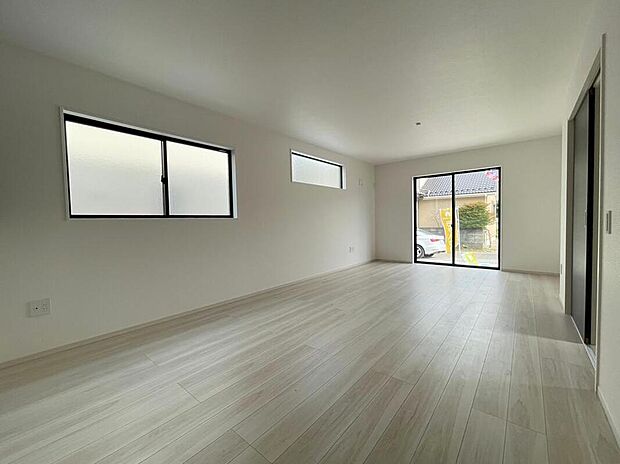 【リビング】◆LDKはご家族みんなが揃う大切な空間です♪テーブルやソファ、カーテン選び、レイアウトを考えるのも楽しいですね♪笑顔溢れる楽しい暮らしをイメージしながらご見学ください♪