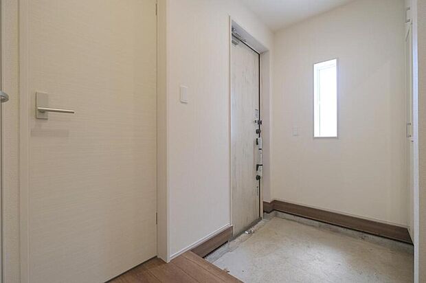 【玄関】◆お家で出会う人々を迎える玄関だからこそ、広々清潔感あふれる空間にしたいものです。採光・通風にも配慮された設計で毎日明るい空間をキープします♪