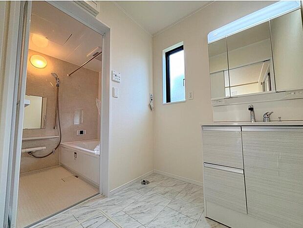 【洗面台・洗面所】◆洗面スペースはお掃除やメンテナンスが楽にできる様に設計されております。ドラム式の洗濯機を配置しても十分なスペースを確保した設計となっております。