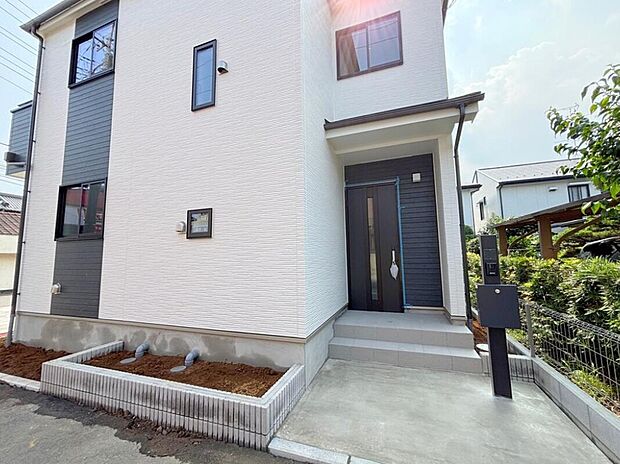 【玄関】◆TVモニター付きインターホンはカラーモニターで来訪者もひとめで分かります♪留守の間の来訪者が確認できる嬉しい録画機能付き！お子様が一人で留守番の間も安心です。