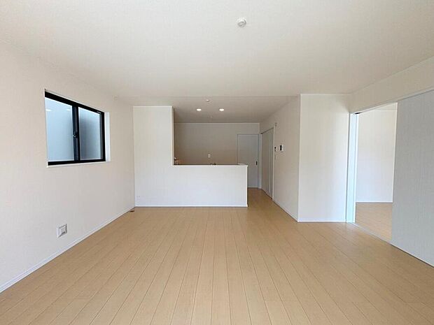 【リビング】◆リビングを温かく居心地の良い空間にしてくれる木目調の柔らかな風合い。休日はご家族みんなの癒しや憩いの場となってくれます♪